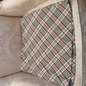 Women's 10 Old Navy Skirt with pockets. 16.25 inches long.